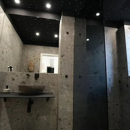 Mit Badewanne, Kamin Und Parkplatz * Graz