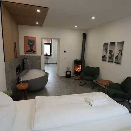 Mit Badewanne, Kamin Und Parkplatz