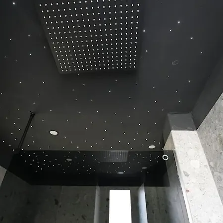 Mit Badewanne, Kamin Und Parkplatz Apartman