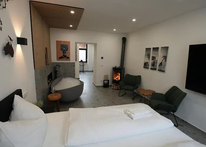 Mit Badewanne, Kamin Und Parkplatz